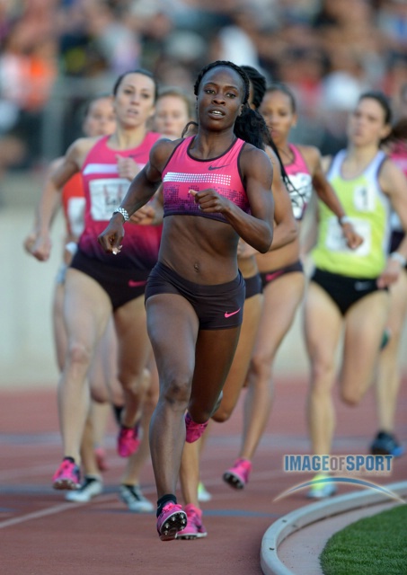 Marilyn Okoro (GBR) leads the womens 800m