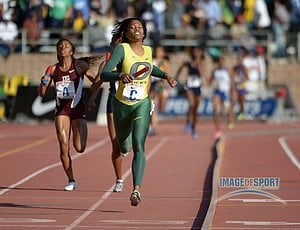 Phyllis Francis runs the anchor leg on the Oregon womens 4 x 400m relay that set a Championship of America meet record of 3:26.73.
