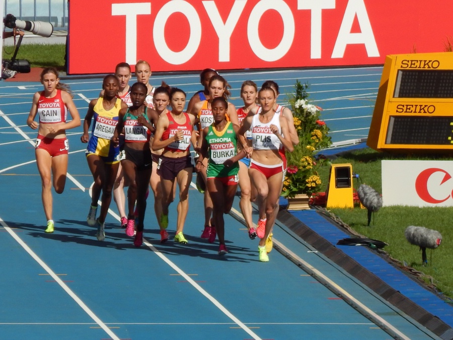 First Lap (Mary Cain on Outside in Back)