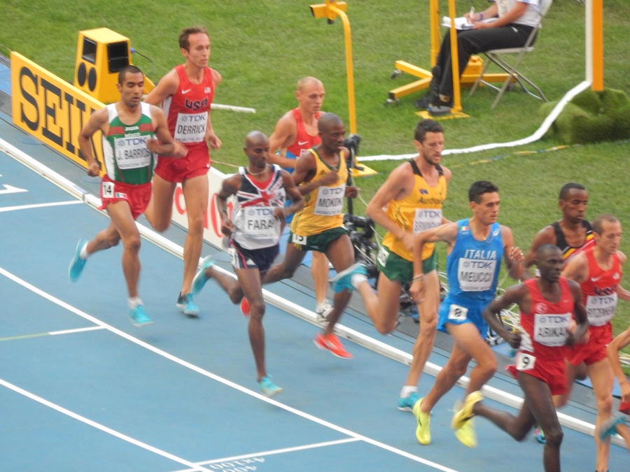 Mo Farah Near the BAck of Pack