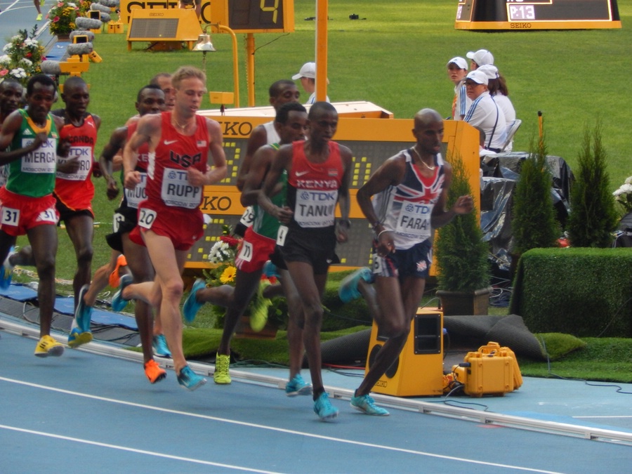 1 Mile to Go: Farah and Rupp NEar the Front