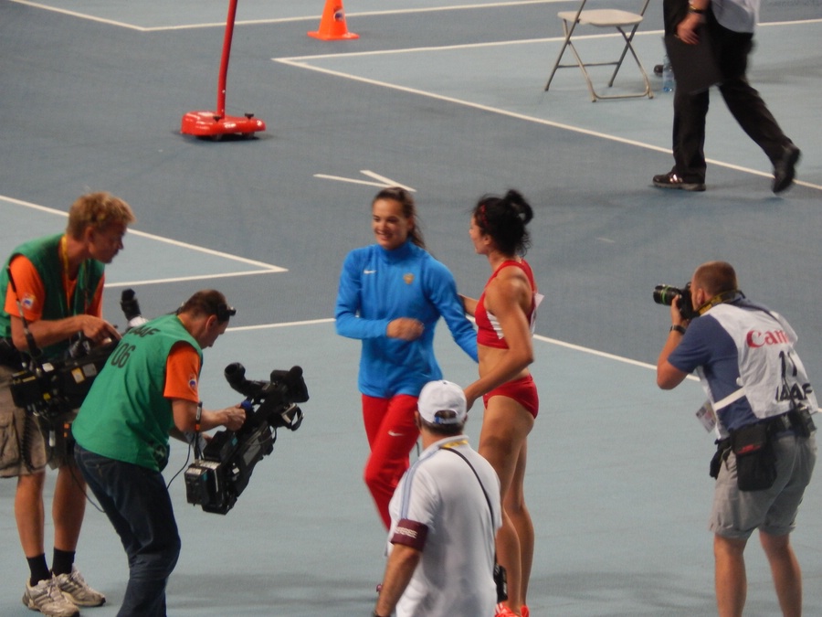 Jenn Suhr Congratulates Isinbayeva