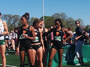 Women's 4 x 400 teams