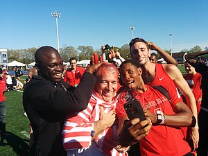 Stars Mozia, Blair, Weinlandt take a selfie with Noel