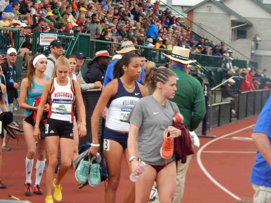 Women's 1500m Heat 1 entered the track during the race