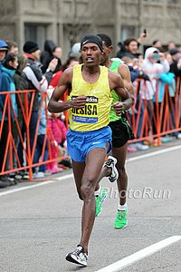 Lelisa Desisa Tries to Pull Away from Tsegay