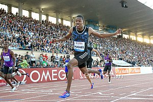Zharnell Hughes Wins 200m