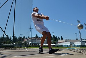 Conor McCullough of Southern California wins the hammer at 252-4 (76.91m)