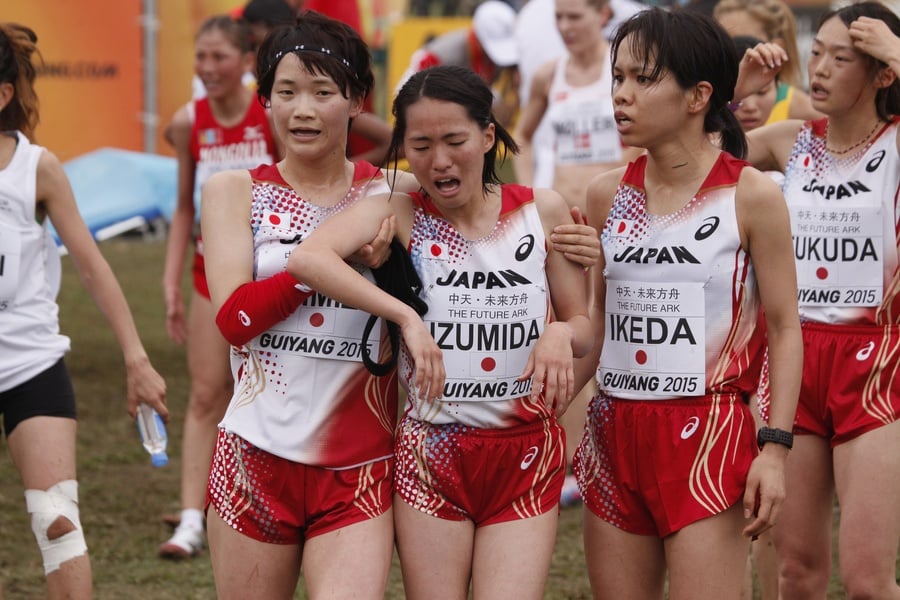 Maki Izumida of Japan Being Helped by Teammates
© Getty Images for IAAF