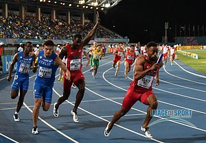 Tyson Gay takes the handoff from Justin Gatlin in4x100 Heat