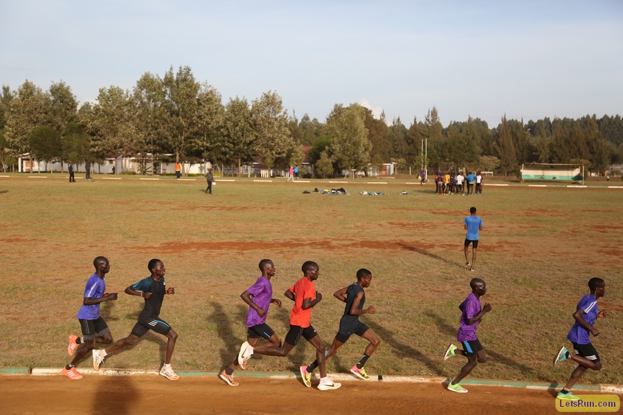 Kipchoge in middle on later rep