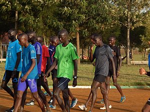 2008 Olympic steeplechase champ Brimin Kipruto (in green)