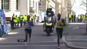 Tsegaye Kebede catches Emmanuel Mutai at 2013 London Marathon