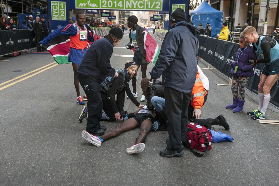 Matt Tegenkamp Looks After Mo Farah's Daughter