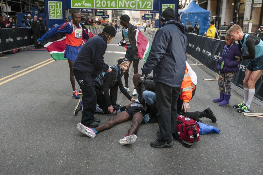 Matt Tegenkamp Looks After Mo Farah's Daughter