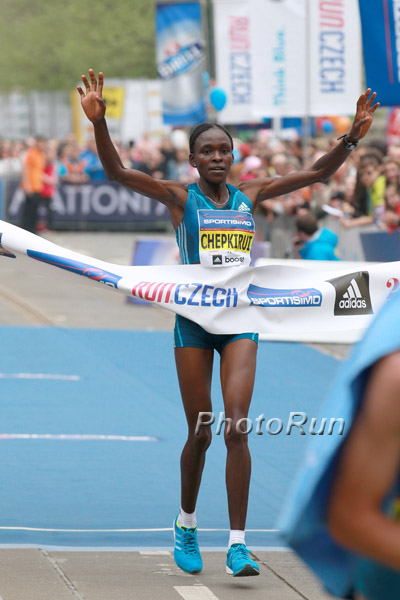 Joyce Chekpirui wins 2014  Sportisimo Prague Half Marathon. Photo by Photorun.net