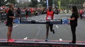 Bedan Karoki winning the 2014 Rock 'n' Roll Philadelphia Half-Marathon in 59:21 (photo by David Monti for Race Results Weekly)