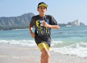 Joshua Manning does strides before the 2014 Honolulu Marathon on Waikiki Beach with Diamond Head in the background (photo by Ronen Zilberman for the Honolulu Marathon)