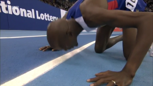 Mo Farah kisses the track