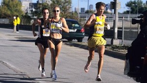 Paula Radcliffe, with LetsRun.com 's Weldon Johnson, en route to marathon WR #1 of 2:17:18 in Chicago in 2002