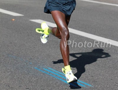 Eliud Kipchoges Insoles Are Nearly Falling Out at 2015 BMW Berlin Marathon