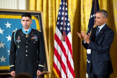 Photo of Capt. Flo Groberg and President Obama from White House Twitter