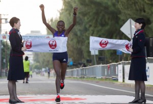 Joyce Chepkirui winning the 2015 Honolulu Marathon in 2:28:34 (photo courtesy of the Honolulu Marathon Association)