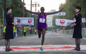 Filex Kiprotich winning the 2015 Honolulu Marathon in 2:11:43 (photo courtesy of the Honolulu Marathon Association)