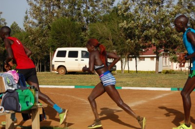 Kiplagat starting her rep in between her two male pacers