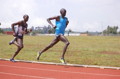 Kwemoi (blue singlet) in full flight
