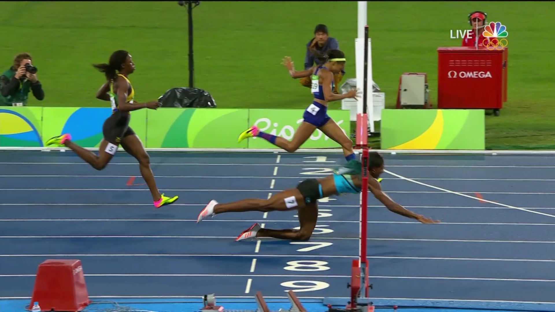 Shaunae Miller Dives at Line And Wins 400m Gold Medal, Prevents Allyson ...