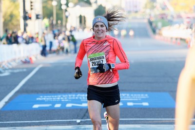 Gwen Jorgensen running at Metronic 10 miler back when she was a triathlete in 2016