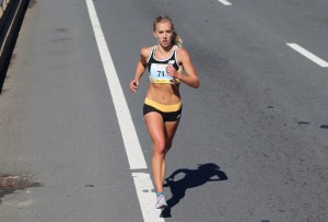 Emily Sisson on her way to victory at the 2016 Tufts Health Plan 10-K for Women (photo by Chris Lotsbom for Race Results Weekly)