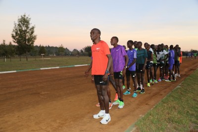 Kipchoge about to lead interval #1