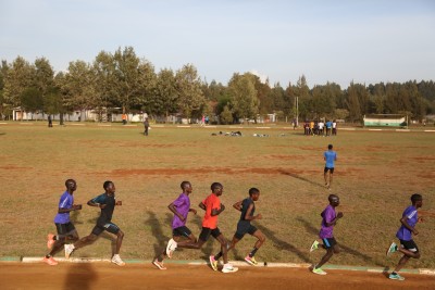 Kipchoge, in red, in the middle of the group