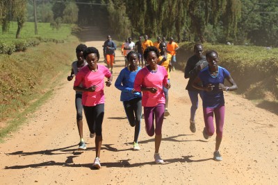 The dominant women in Sumgong's group pulling ahead at end of run (by Jean-Pierre Durand for the IAAF)