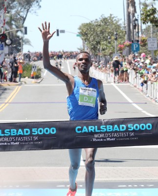 Dejen Gebremeskel wins. Photo courtesy of www.photorun.NET