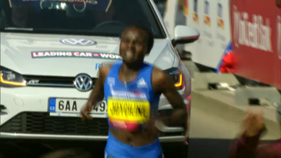 Jepkosgei was hurting late but held on for the world record