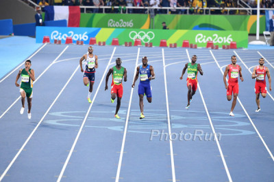 Wayde Van Niekerk on way to world record in lane 8 at Rio Olympics