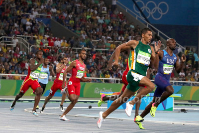 Wayde Van Niekerk on way to World Record in Lane 8 at Rio