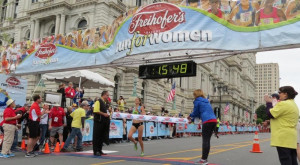 PHOTO: Sara Hall of Redding, Calif., wins the 39th Freihofer's Run for Women in Albany, N.Y., in 15:49 (photo by David Monti for Race Results Weekly