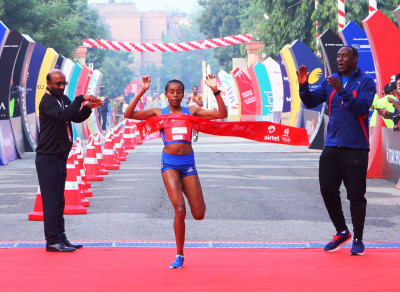 Almaz Ayana winning at the Airtel Delhi Half Marathon 2017