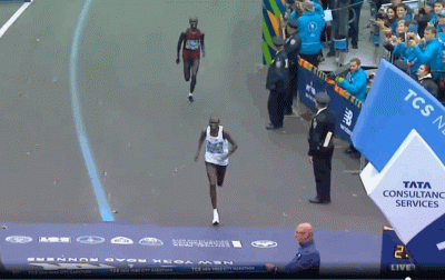 Kamworor barely hangs on