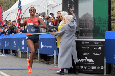 Buze Diriba of Ethiopia wins the 2018 UAE Healthy Kidney 10-K, running 32:04 (photo by Jane Monti for Race Results Weekly)