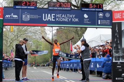 Rhonex Kipruto of Kenya sets the USA all-comers record for 10-K at the UAE Healthy Kidney 10-K, running 27:08 (photo by Jane Monti for Race Results Weekly)