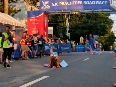  Stephanie Bruce in disbelief after wining her first USA 10-K road running title at the 2018 AJC Peachtree Road Race (photo by Warren Travers; used with permission)