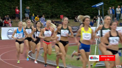 Cain hanging on to the back 89 seconds into the race