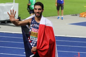 France's Mahiedine Mekhissi-Benabbad holds up five fingers to signify his five continental titles after winning the steeplechase at the 2018 European Athletics Championships in Berlin (photo by Jane Monti for Race Results Weekly)