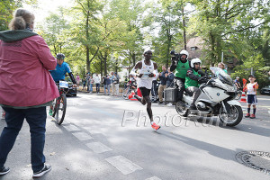 Kipchoge all alone