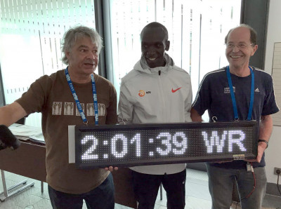 Sean Hartnett (l) and Helmut Winter with Eliud Kipchoge